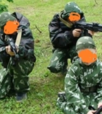 Дітей з окупованої Херсонщини відправляють до російського військово-патріотичного табору