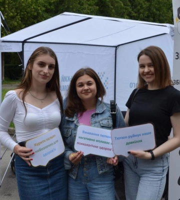 Обмінювали цигарки на цукерки: у Рівному провели акцію з нагоди Всесвітнього дня без тютюну (ВІДЕО)