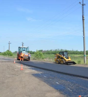 На прифронтовій дорозі на Харківщині «латають» ями (фото, відео)
