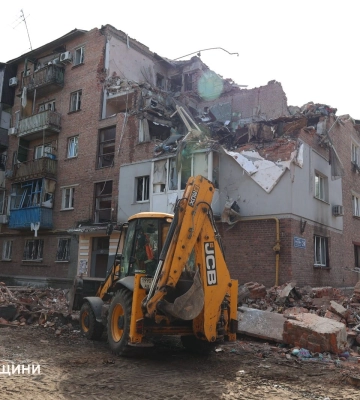 У Харкові комунальники усувають наслідки ракетного удару