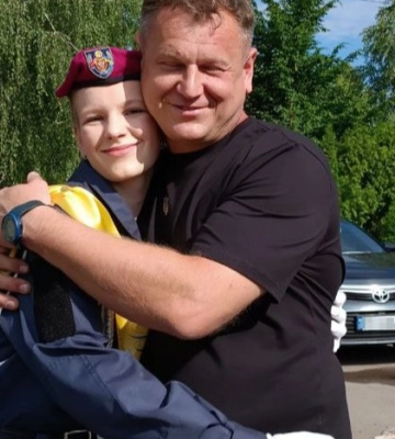 «Емоції зашкалюють»: військовий з Луцька приїхав з передової на останній дзвоник до доньки