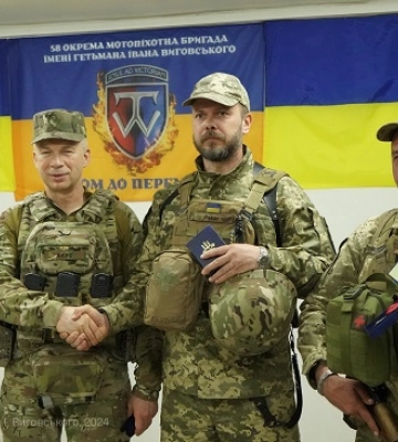Головокомандувач ЗСУ вручив мешканцю Сумщини Почесний нагрудний знак “Золотий Хрест&quot;