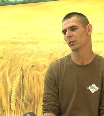 Переобладнав будинок і садить город: як військовий на кріслі колісному змінив своє життя (ВІДЕО)