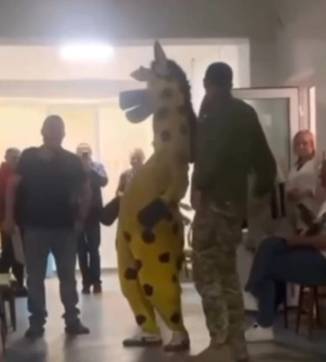 Во Львовский ТЦК мобилизовали жирафа, видео