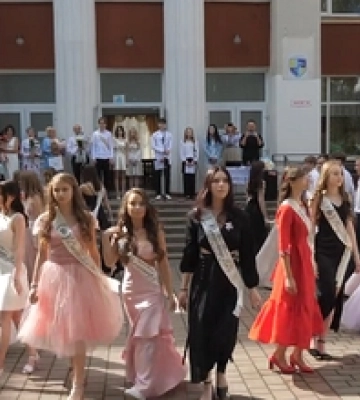 «Young and Beautiful»: як у Луцькому ліцеї №5 випускники на останньому дзвонику закружляли у вальсі (відео)