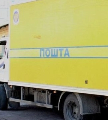 Працівники Укрпошти в небезпечні райони Донеччини їдуть у бронежилетах та шоломах