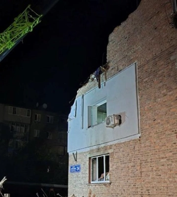 У Харкові в зруйнованій п’ятиповерхівці розбирають завали 55 рятувальників