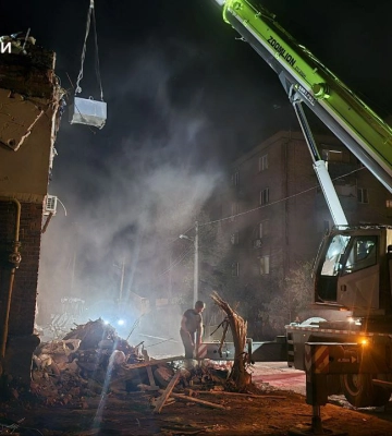 Удар по будинку в Харкові: з-під завалів дістали тіло ще однієї жертви