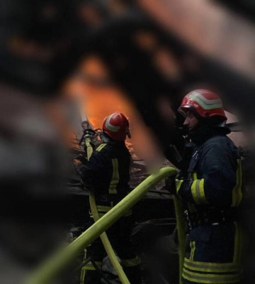 Рятувальники Івано-Франківщини ліквідували пожежу спричинену обстрілом