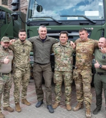 Військові вантажівки, пікапи та дрони: Кличко передав воїнам ЗСУ чергову партію допомоги від Києва. Фото