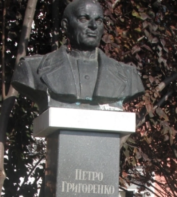 «Они уничтожают все украинское». В Симферополе исчез памятник генералу-диссиденту Петру Григоренко