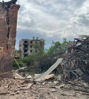 Россияне трижды обстреляли Лиман: по меньшей мере 8 человек ранены, повреждены дома и админздания. ФОТОрепортаж
