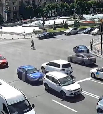 В Киеве на Крещатике произошло тройное ДТП: видео