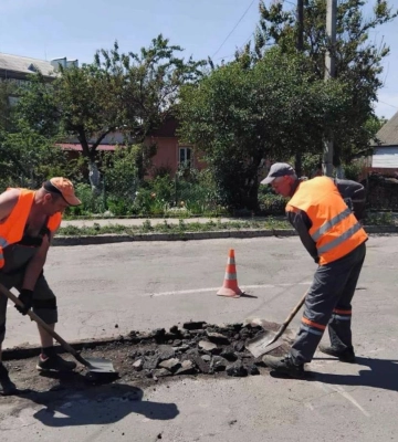 У Костополі продовжують ремонтувати дорожнє покриття (ФОТО)