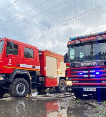 Рятувальники Івано-Франківщини ліквідували пожежу спричинену обстрілом