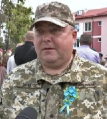 У луцький ліцей на свято останнього дзвінка приїхав директор-військовослужбовець