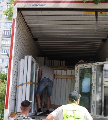 У Сумах благодійники передали вікна для будинків постраждалих внаслідок атаки &quot;шахедів&quot;