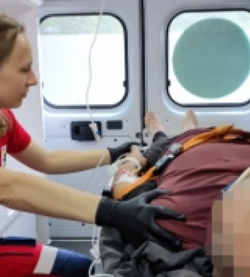 На Рахівщині медики швидкої надали допомогу чоловіку після ДТП з важкою травмою голови