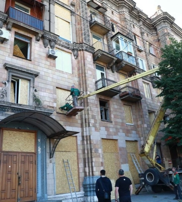Ворожа атака в перший день літа: в Запоріжжі триває ліквідація наслідків прильотів