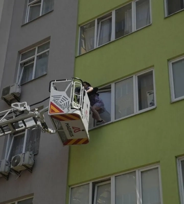 У Києві пожежа у багатоповерхівці: з будівлі вже евакуйовують людей