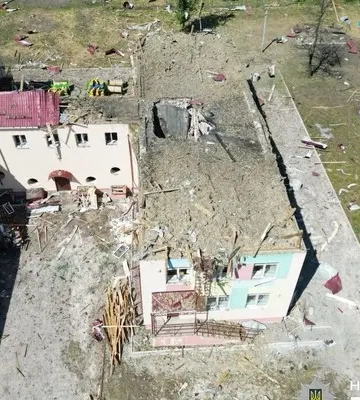 Росіяни завдали авіаудару по місту в Донецькій області: є руйнування та поранена