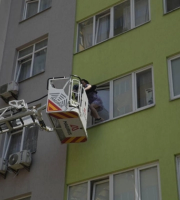 У Києві пожежа у багатоповерхівці: з будівлі вже евакуйовують людей