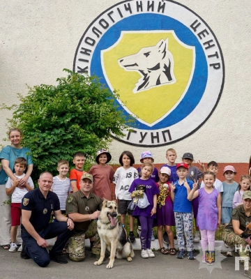 З нагоди Дня захисту дітей ювенали влаштували для маленьких краян екскурсію до кінологічного центру поліції Закарпаття