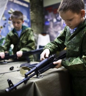 Из украинских детей в оккупированном Мелитополе россияне воспитывают следующее поколение российской армии (видео)