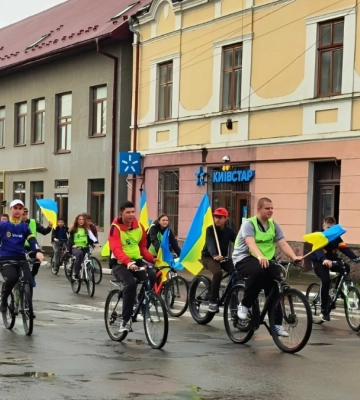 До Міжнародного дня захисту дітей у Тлумачі відбувся велопробіг