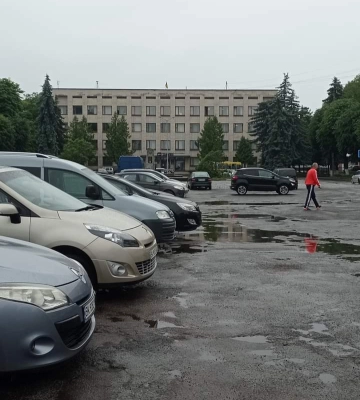 Площу у центрі міста Костопіль перетворили на безкоштовний паркінг