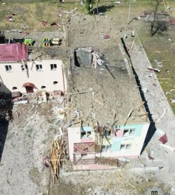 Окупанти скинули дві авіабомби на дитячий садок у Мирнограді на Донеччині. П’ятеро осіб зазнали поранень. ФОТОрепортаж