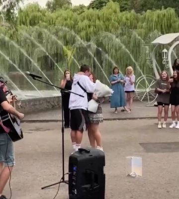У Рівному на &quot;Лебединці&quot; хлопець освідчився коханій (ВІДЕО)