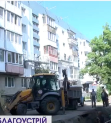 Скандал через двір: у Луцьку мешканці багатоповерхівки хотіли облагородити територію, а отримали штраф від муніципалів