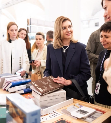 Елена Зеленская посетила "Книжковий Арсенал". Какие книги заинтересовали Первую леди?
