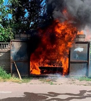 На Криворіжжі горів гараж з автівкою
