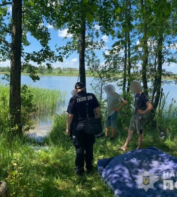 На Шосткинщині викрили молодиків, які сітками ловили рибу