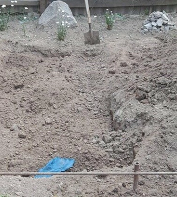 Полтавець поховав родичку на власному подвір'ї