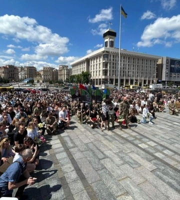 У Києві прощаються з парамедикинею Іриною Цибух: після панахиди у Михайлівському соборі сотні людей рушили на Майдан