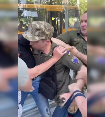 В Днепре мужчина отбивался от ТЦК. В военкомате говорят: Он – военный, пытался бежать