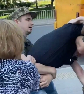 У Дніпрі представники ТЦК намагалися силою затягнути чоловіка в бус: у військкоматі кажуть, що це мобілізований, який здійснив спробу втечі. ВIДЕО