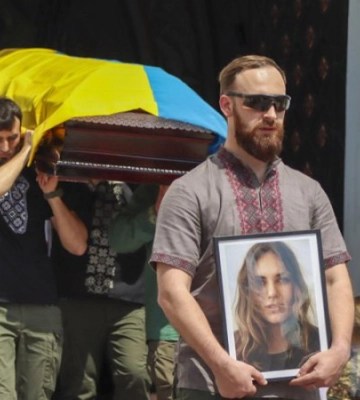 Віддала життя за Україну: у Києві почалося прощання з бойовою медикинею Іриною Цибух. Фото і відео