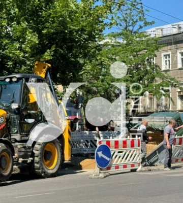 В Одесі вантажівка провалилась під асфальт