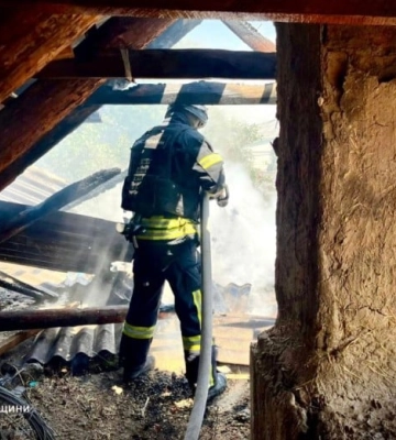 У передмісті Херсона внаслідок скиду з ворожого БПЛА загорівся будинок