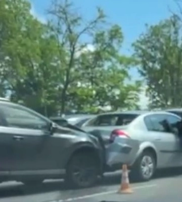 У Києві біля ТРЦ сталася масштабна ДТП, відео