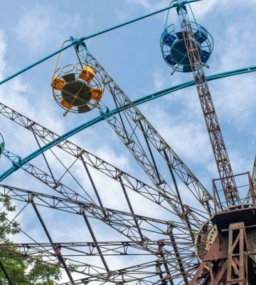 У Франківську жінка з дитиною застрягли на колесі огляду через відключення світла