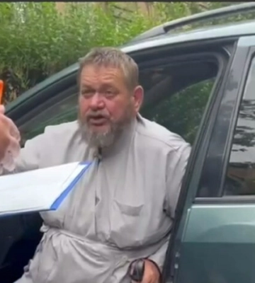 В Ужгороді п'яний священник УПЦ мп влетів у будинок, а потім попросив щоб його провели додому, відео