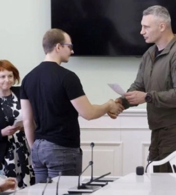 Віталій Кличко вручив у Києві дітям-сиротам ордери на квартири в новобудові