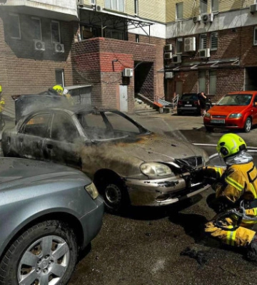 У Києві спалахнула припаркована автівка у дворі багатоквартирного будинку, фото