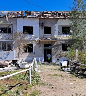 «У ту квартиру досі не ходжу, мене трусить». Рік тому армія РФ вдарила ракетою по передмістю Дніпра
