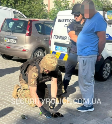 У Рівному чоловік погрожував відвідувачам ресторану предметом, схожим на гранату
